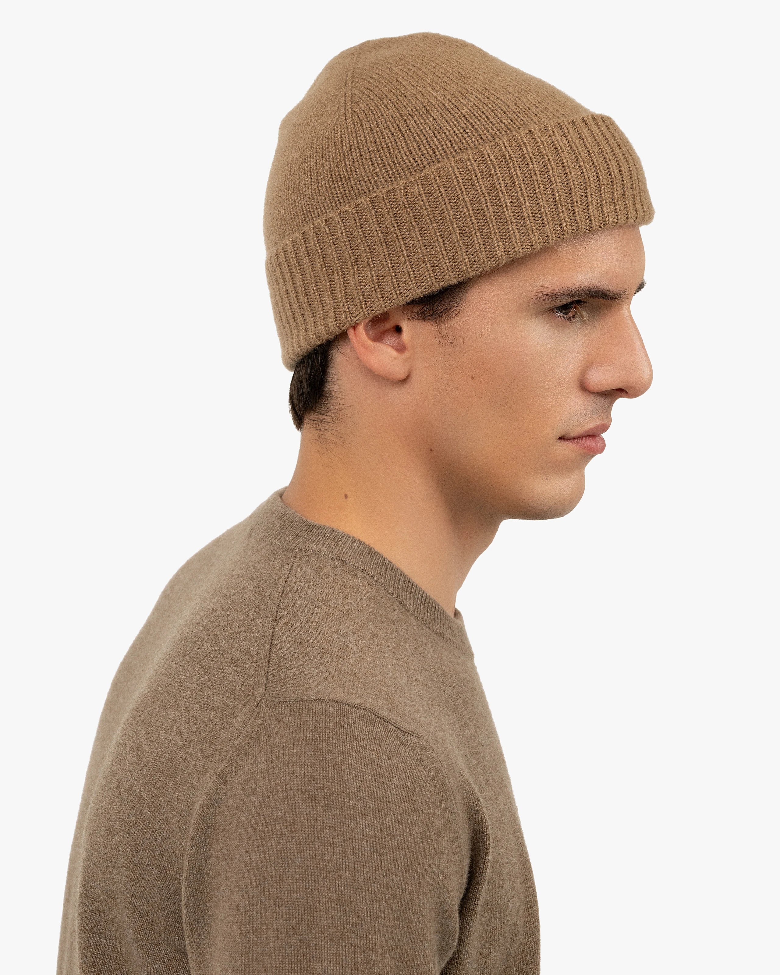 Berretto cammello in maglia con risvolto e patch porta logo ricamato | Pellizzari