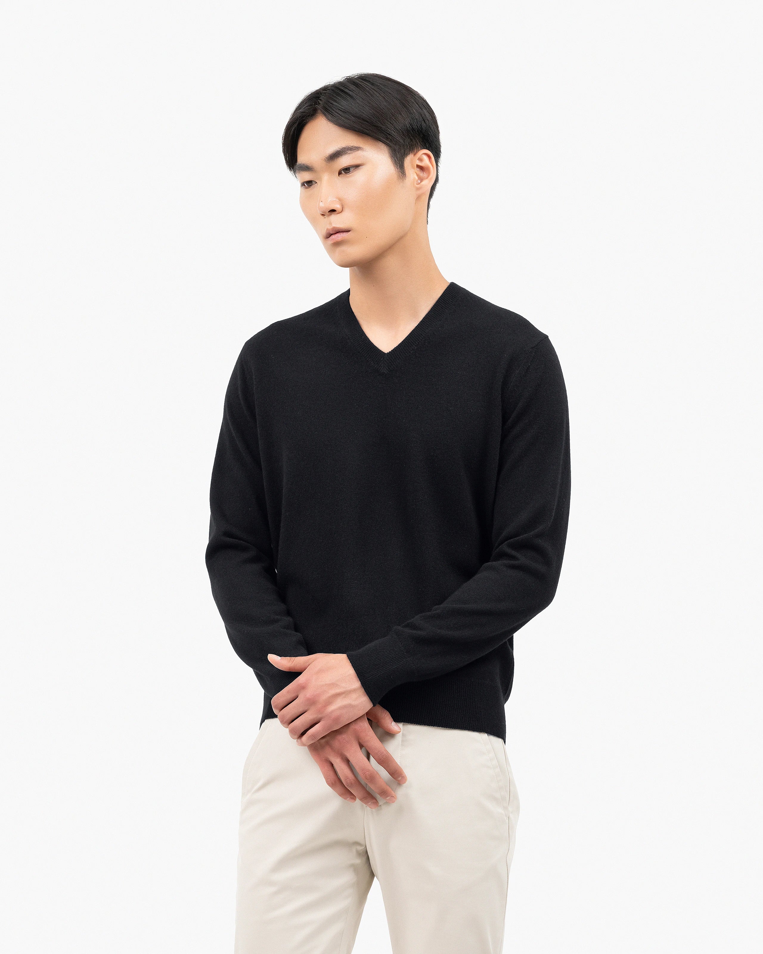 Men's Classic V-Neck Sweater - Black Cashmere