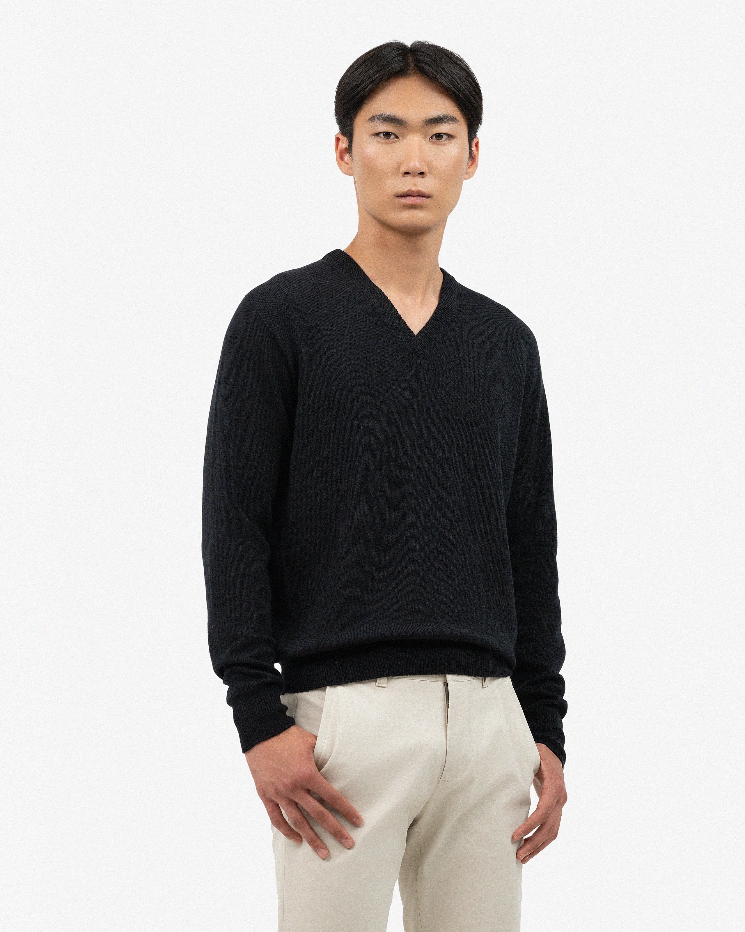 Men's Saxon V-Neck Sweater - Black Merino