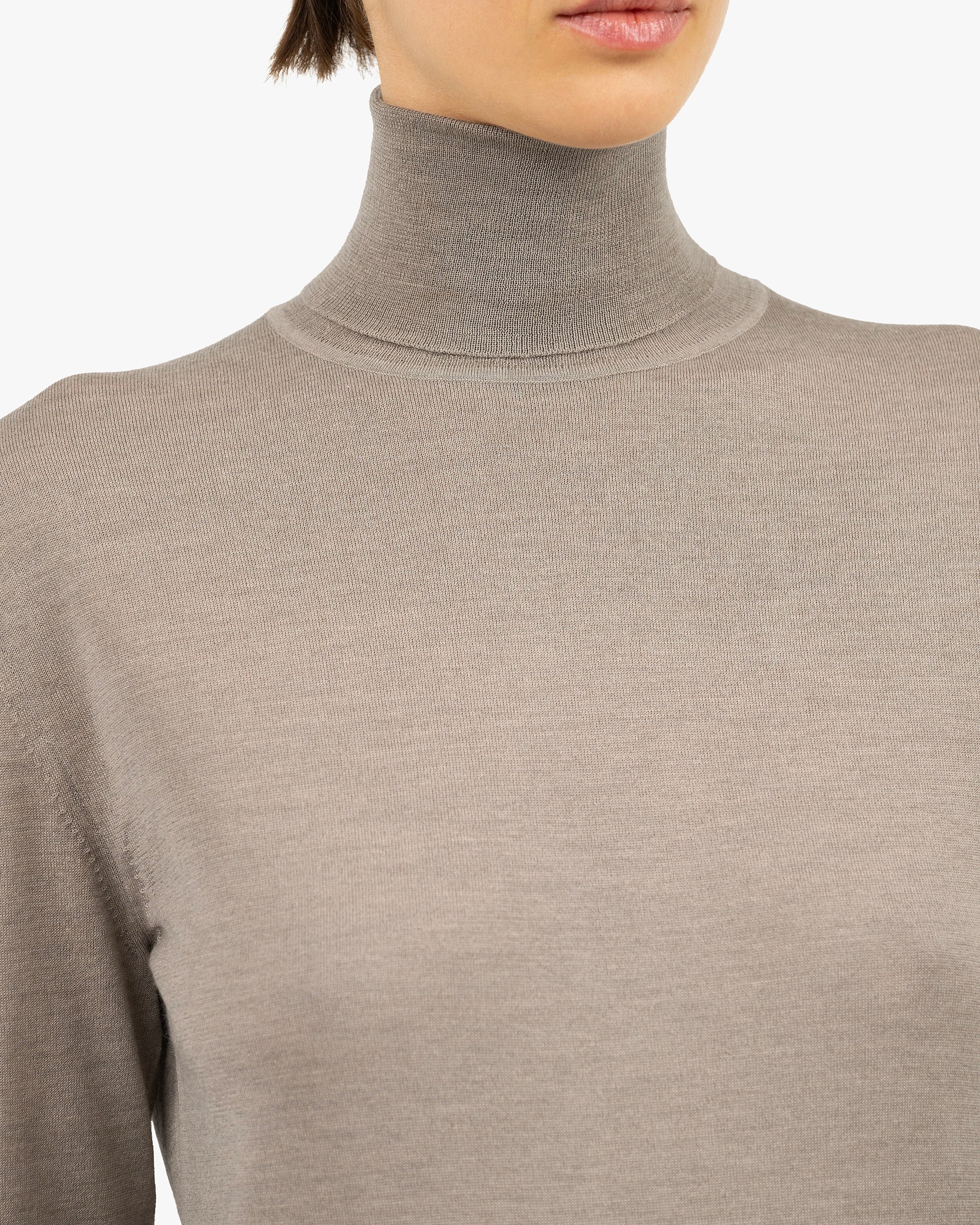 Women's Belvoir Turtleneck Sweater - Beige Cashmere / Seta