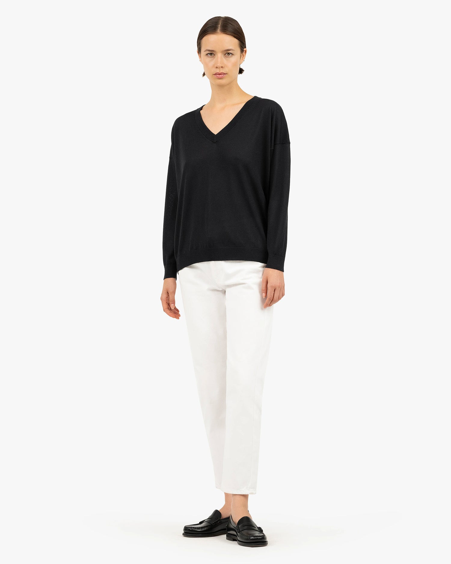 Women's Belvoir V-Neck Sweater - Black Cashmere / Seta