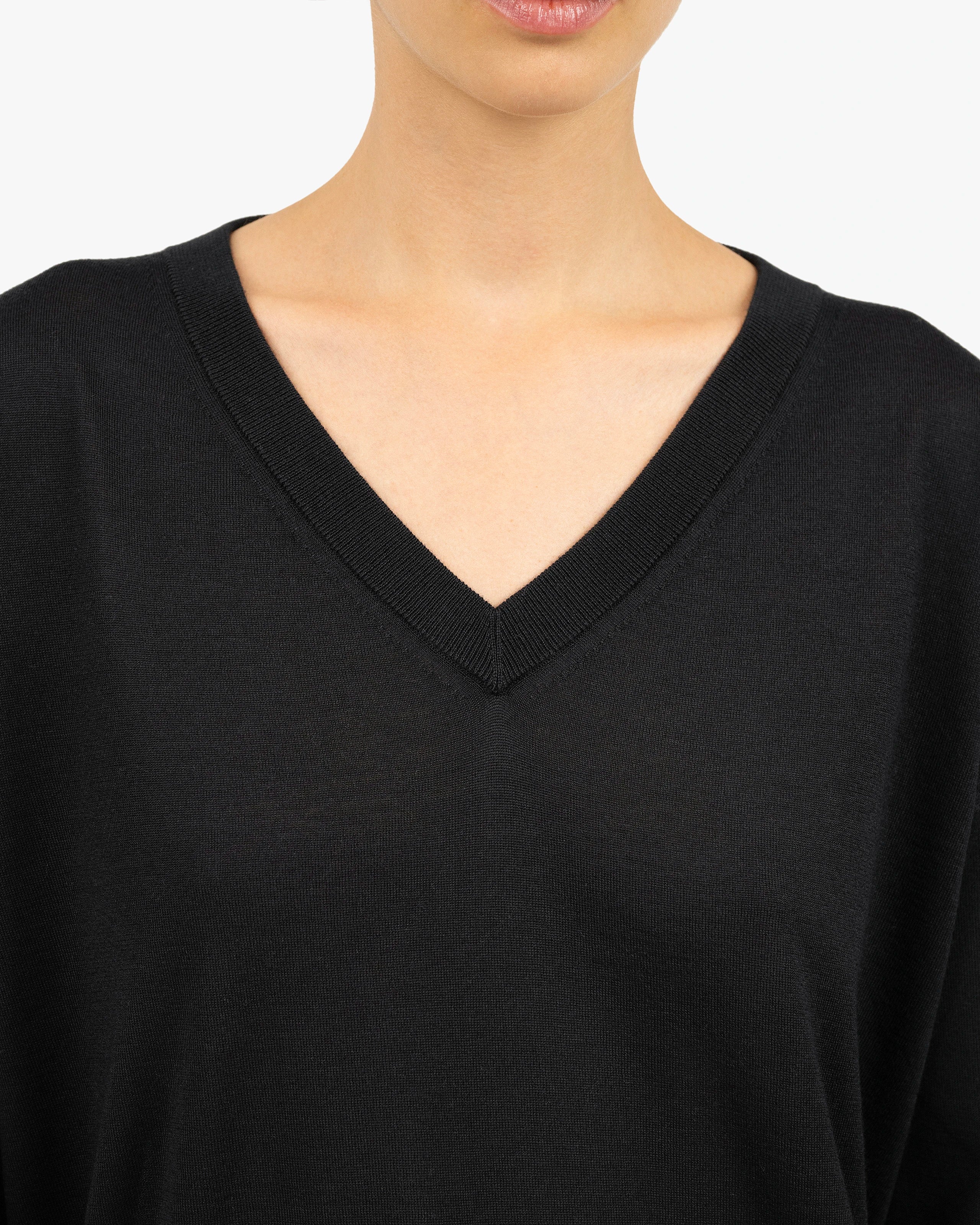 Women's Belvoir V-Neck Sweater - Black Cashmere / Seta