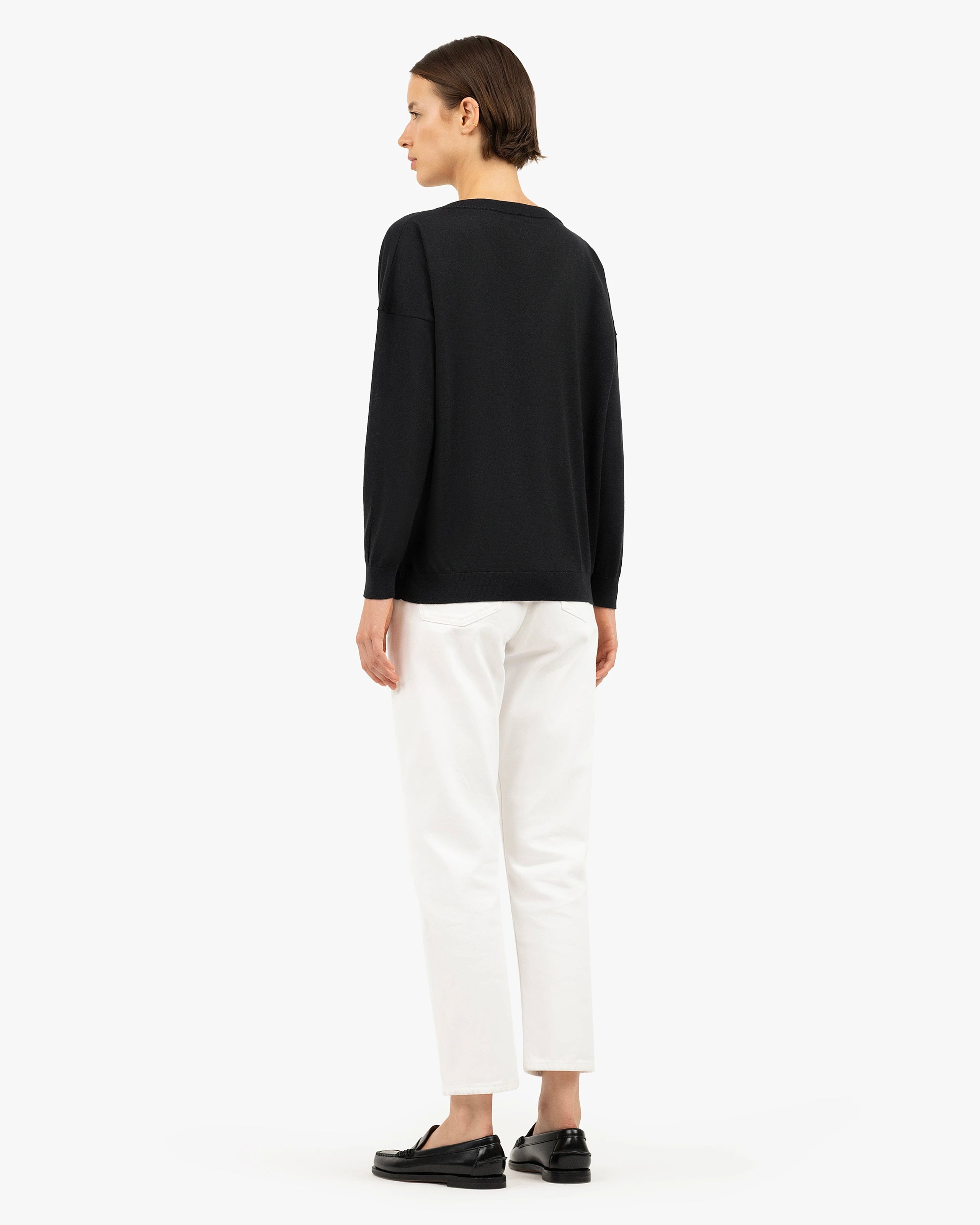 Women's Belvoir V-Neck Sweater - Black Cashmere / Seta