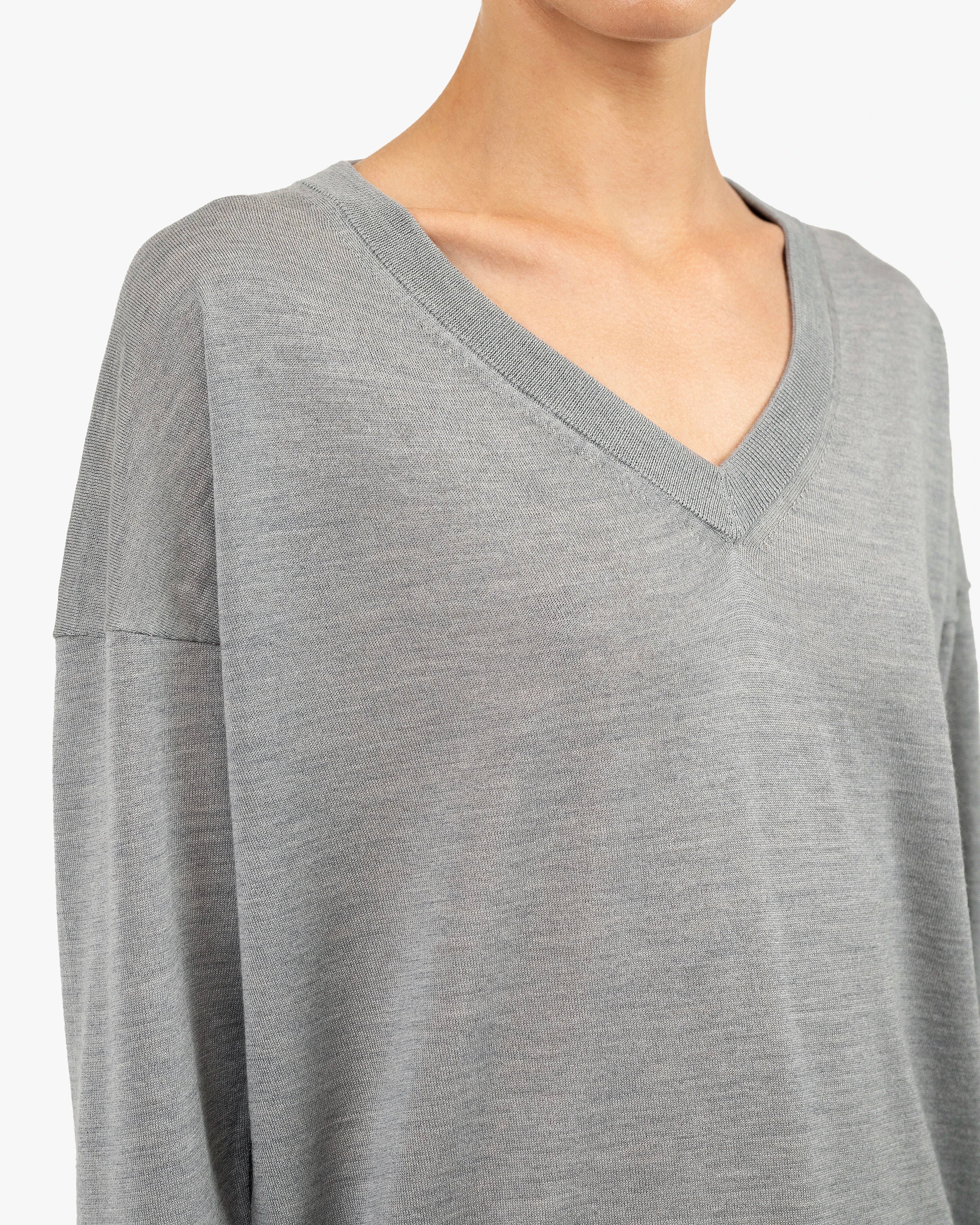 Women's Belvoir V-Neck Sweater - Grey Cashmere / Seta