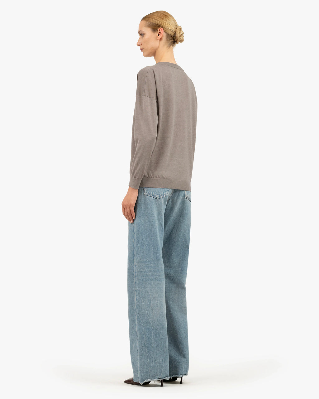 Women's Belvoir V-Neck Sweater - Beige Cashmere / Seta