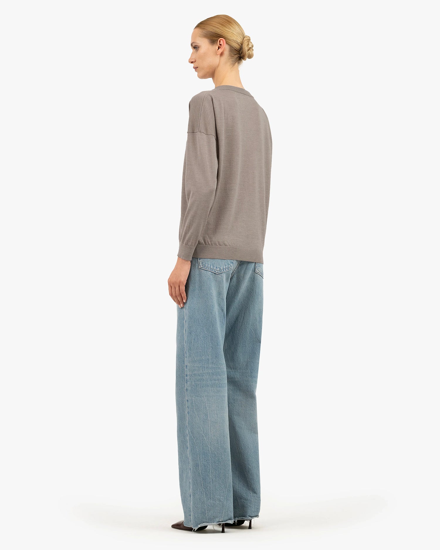 Women's Belvoir V-Neck Sweater - Beige Cashmere / Seta
