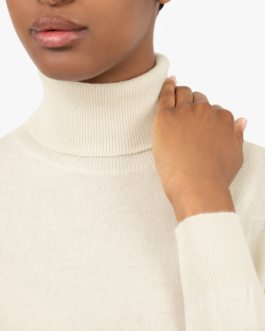 Women's Essential Turtleneck Sweater - White Cashmere