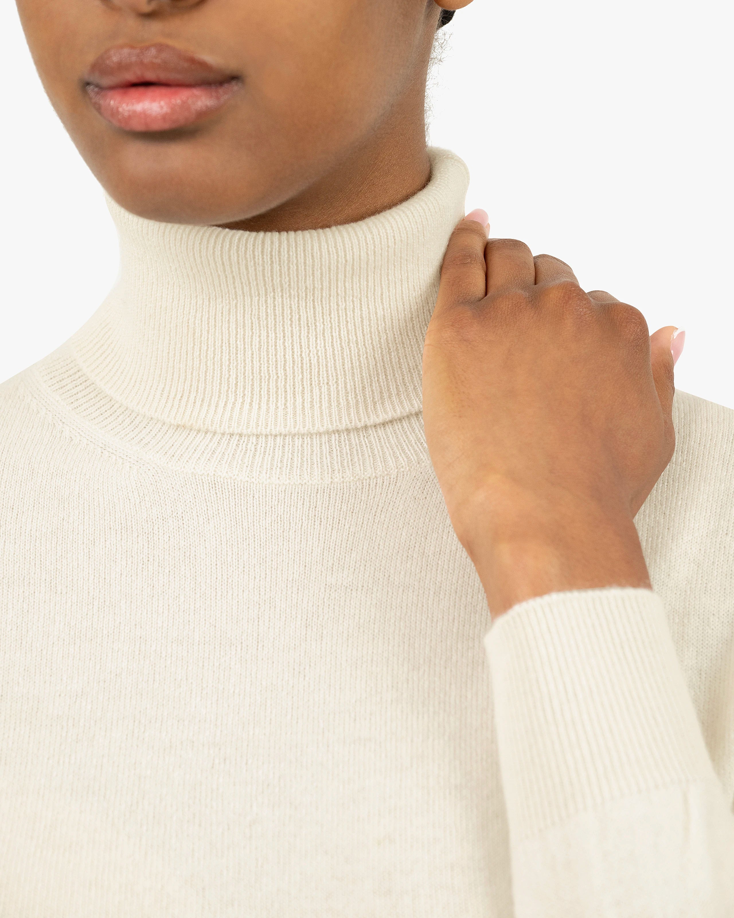 Women's Essential Turtleneck Sweater - White Cashmere