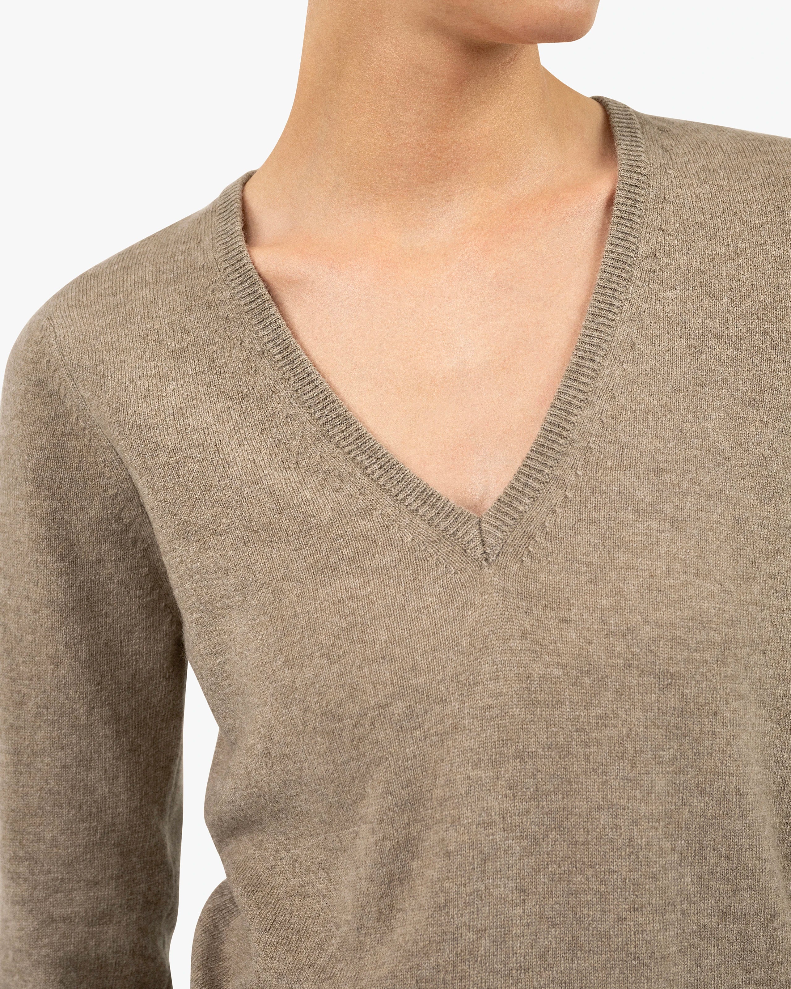 Women's Essential V-Neck Sweater - Taupe Cashmere
