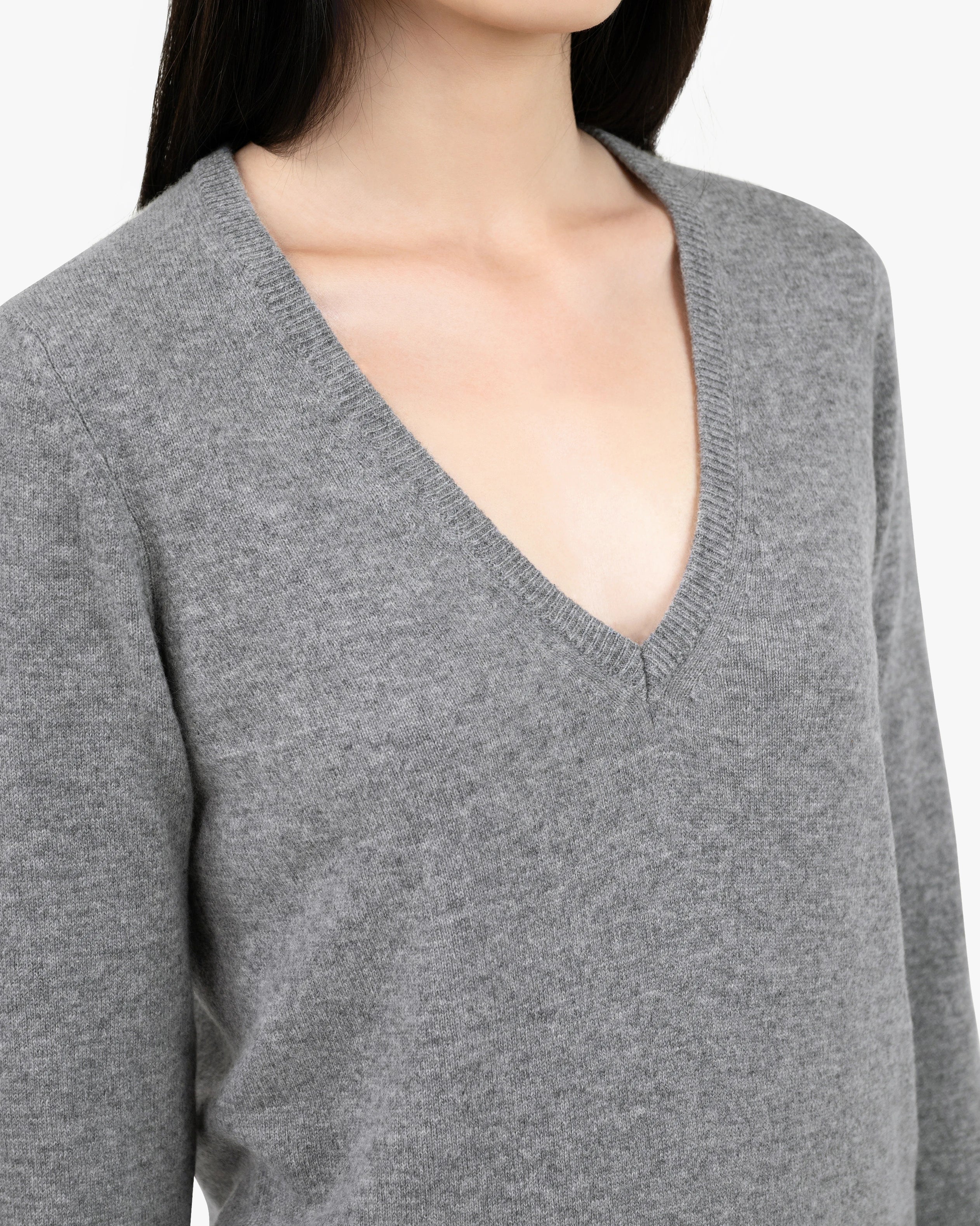 Women's Essential Cashmere V-Neck Sweater - Medium Grey