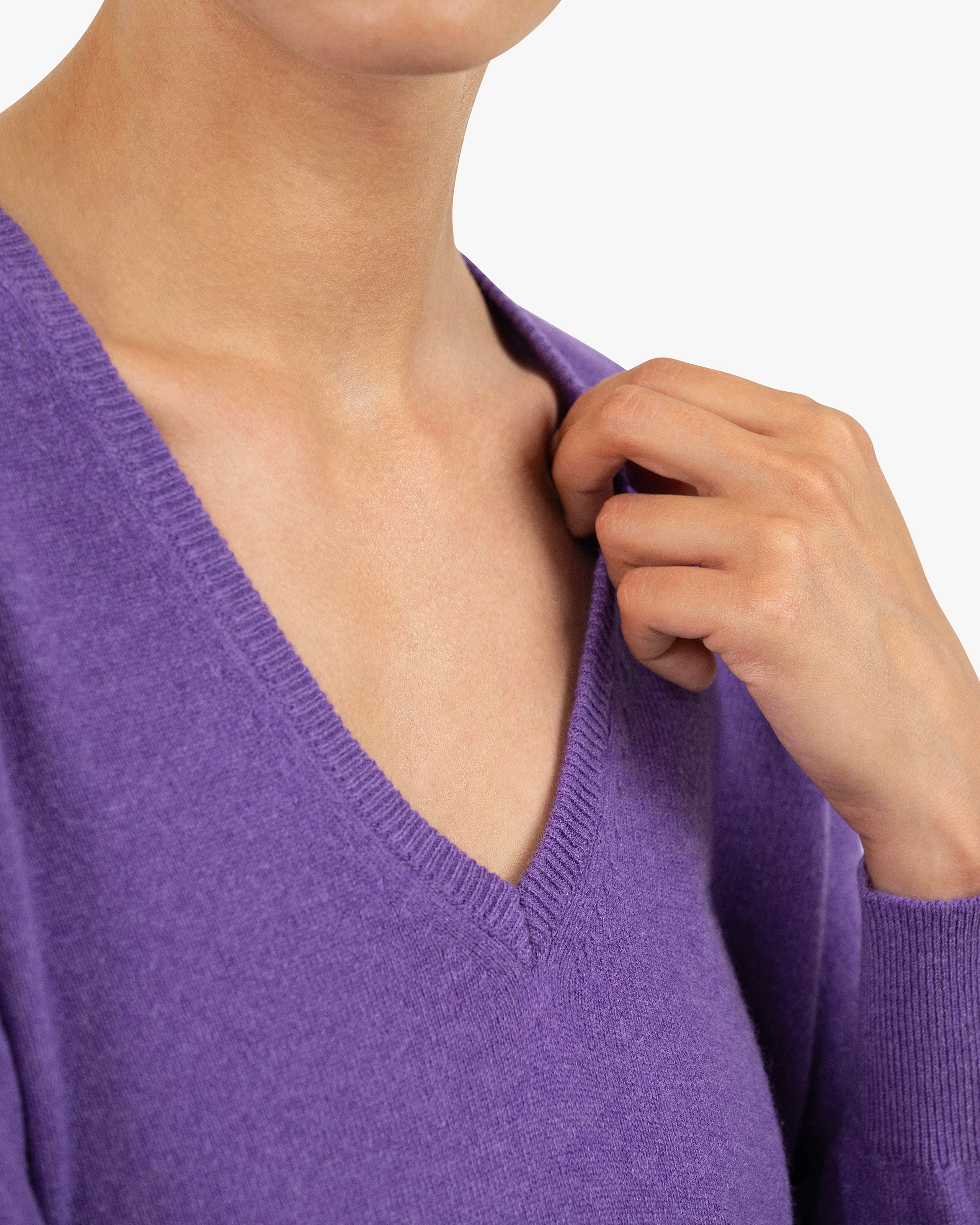 Women's Essential V-Neck Sweater - Purple Cashmere