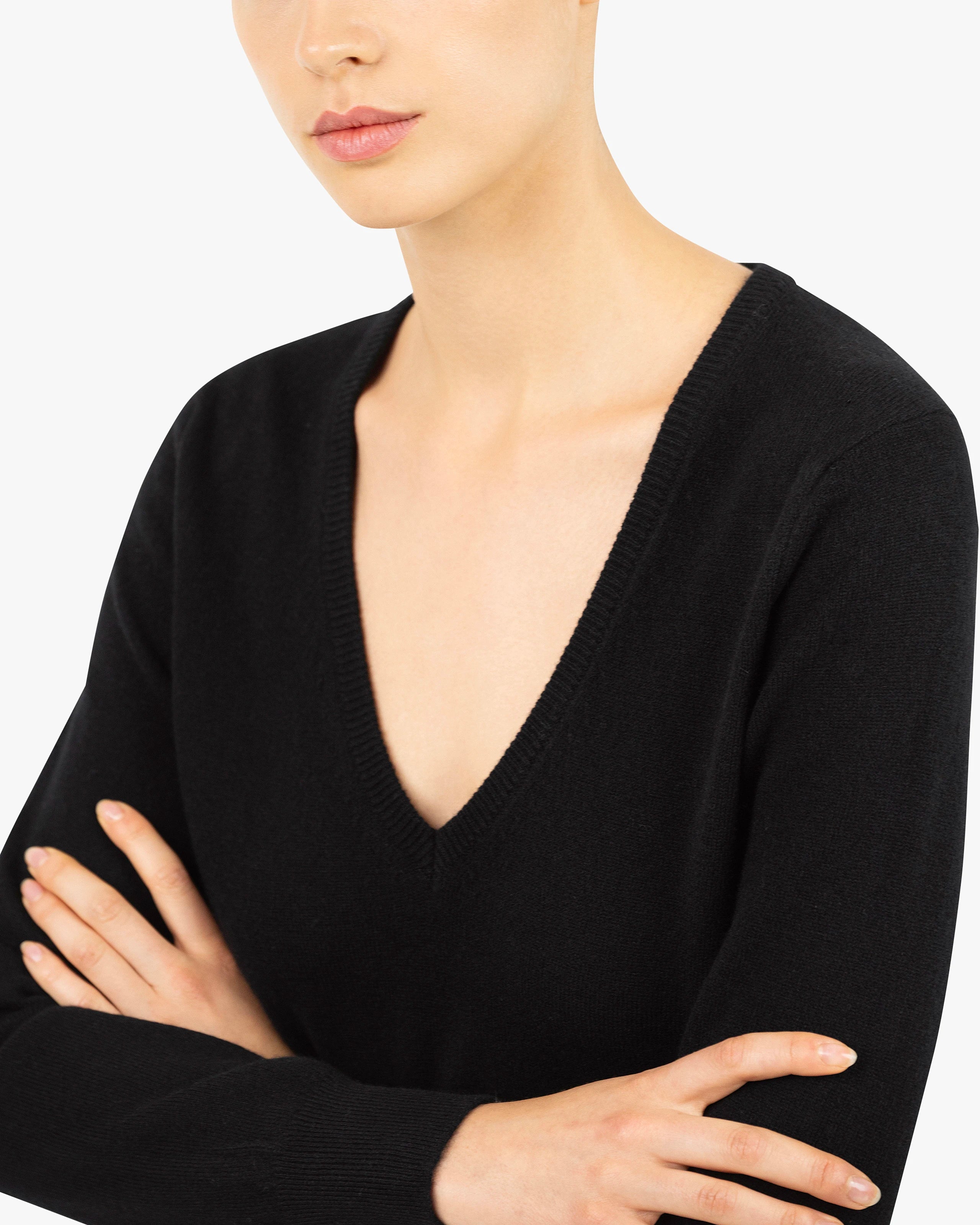 Women's Essential V-Neck Sweater - Black Cashmere