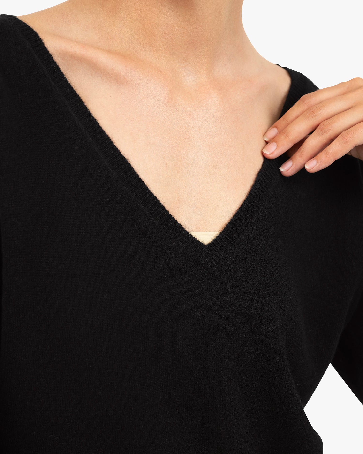 Pull Col V Large Essential Cachemire Femme Noir MaisonCashmere