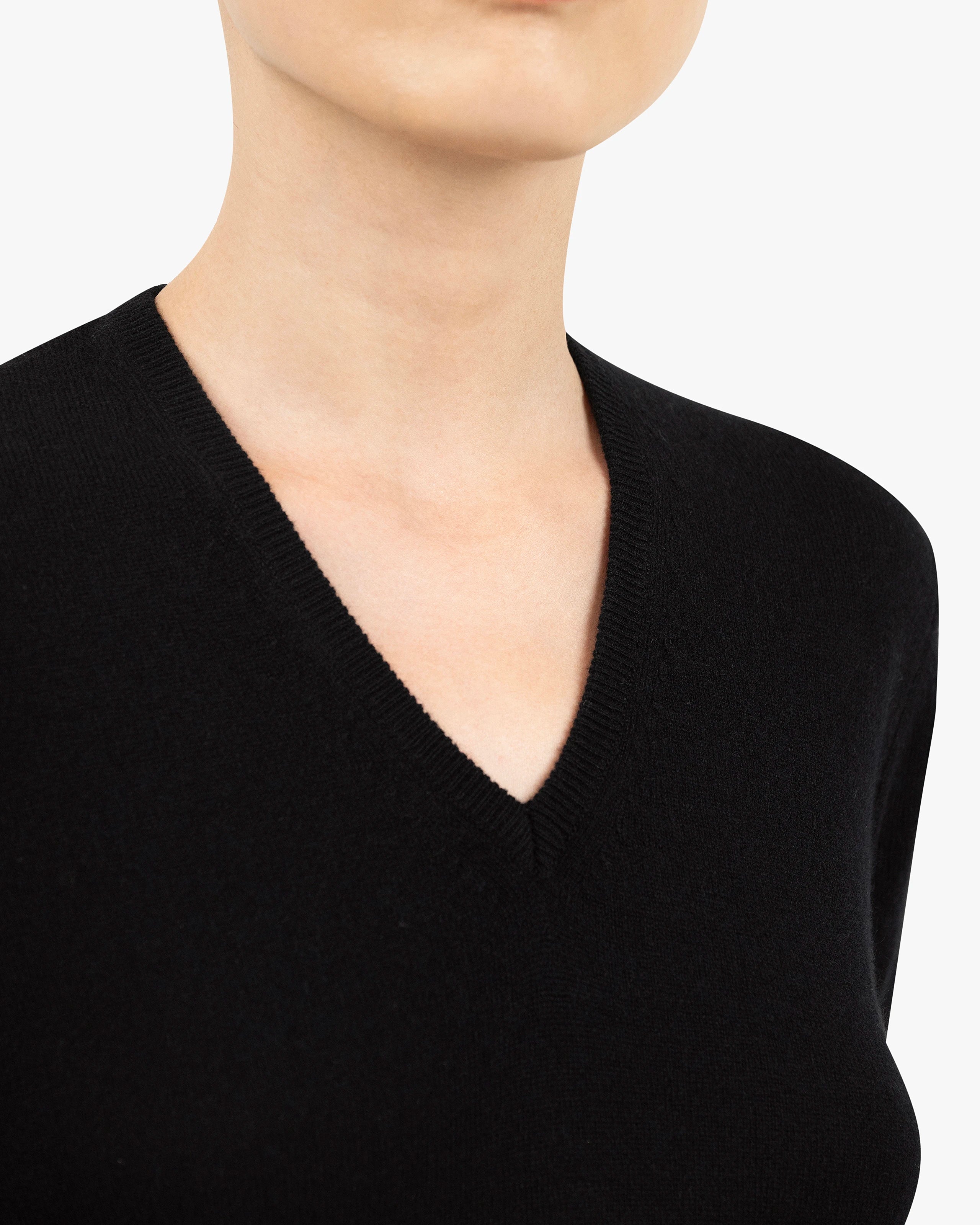 Women's Florenz V-Neck Sweater - Black Cashmere