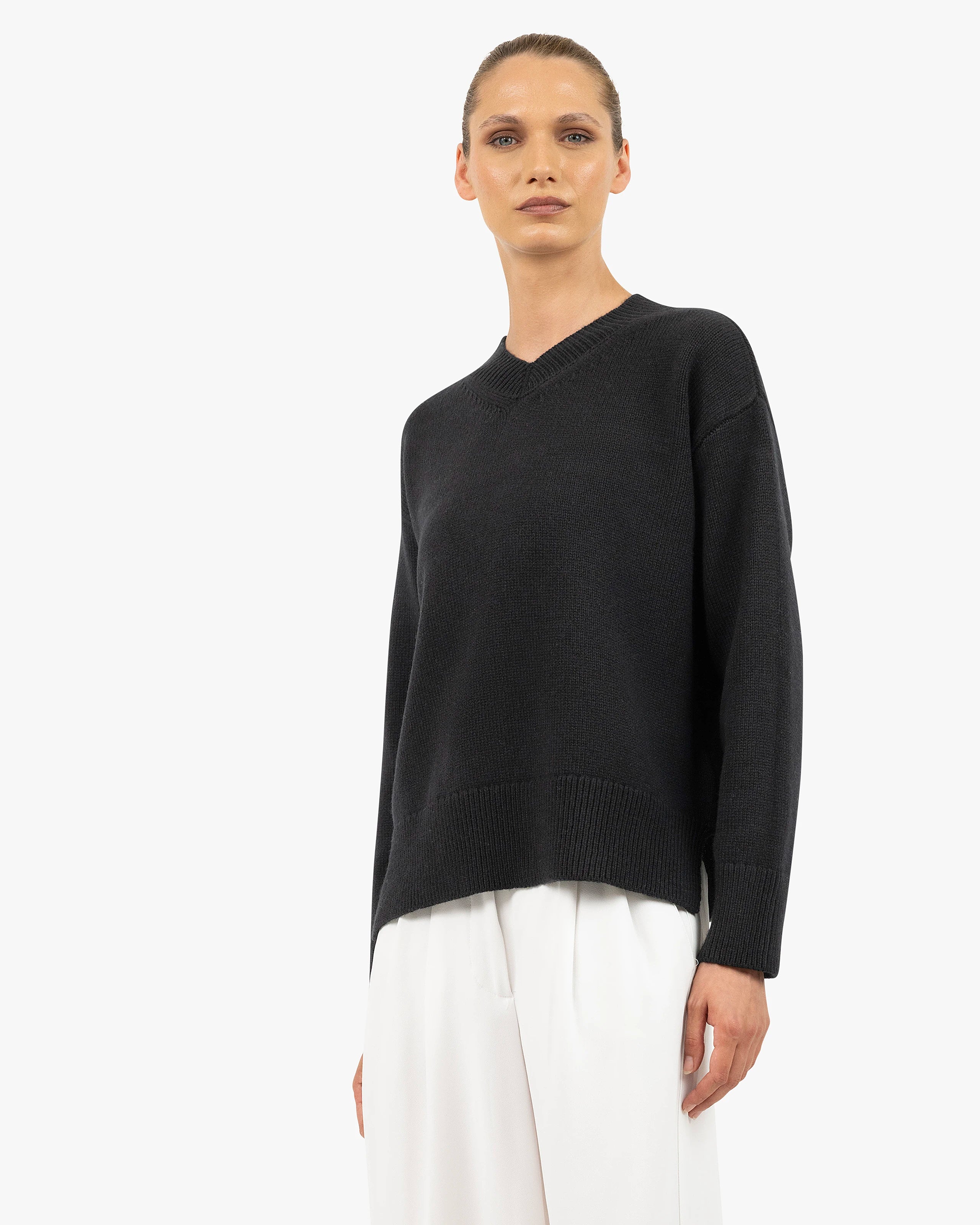 Women's Funes V-Neck Sweater - Black Merino